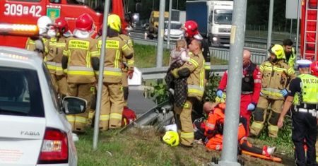Wypadek na S3, dachował fiat. Wylądował śmigłowiec LPR. Strażacy zajęli się małą dziewczynką