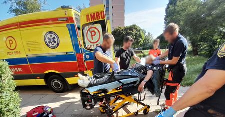 Leżał na balkonie, "pokrywały go muchy". Dramat w Gdańsku