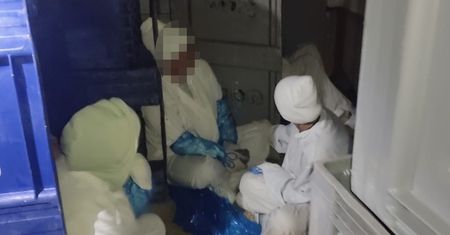 Pracownicy w pojemnikach na mięso. Co się stało w Małopolsce?
