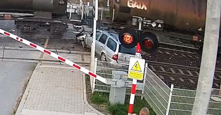 Ominął auta stojące na przejeździe i wjechał prosto w pociąg. 53-latek trafił do szpitala
