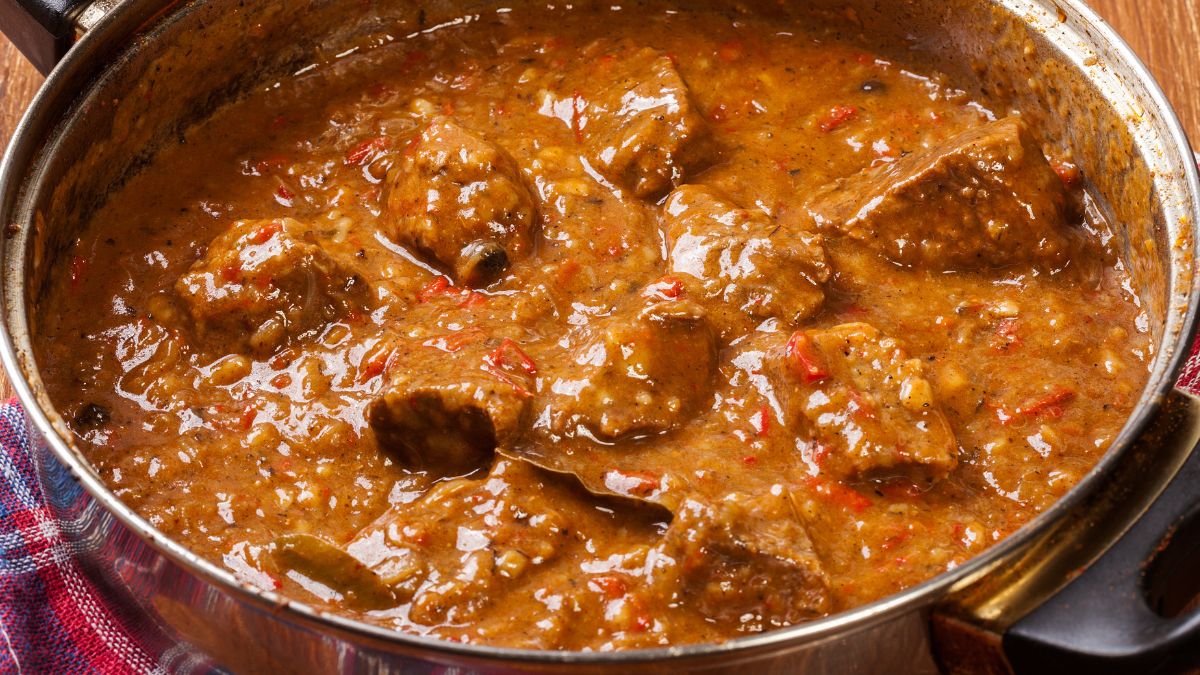 Mięso w gulaszu powinno rozpadać się pod widelcem