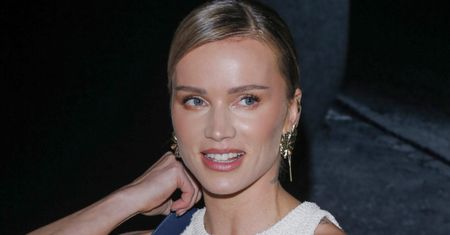Maffashion w naturalnej odsłonie gimnastykuje się do zdjęć w samej bieliźnie i pokazuje ślad na ciele po porodzie