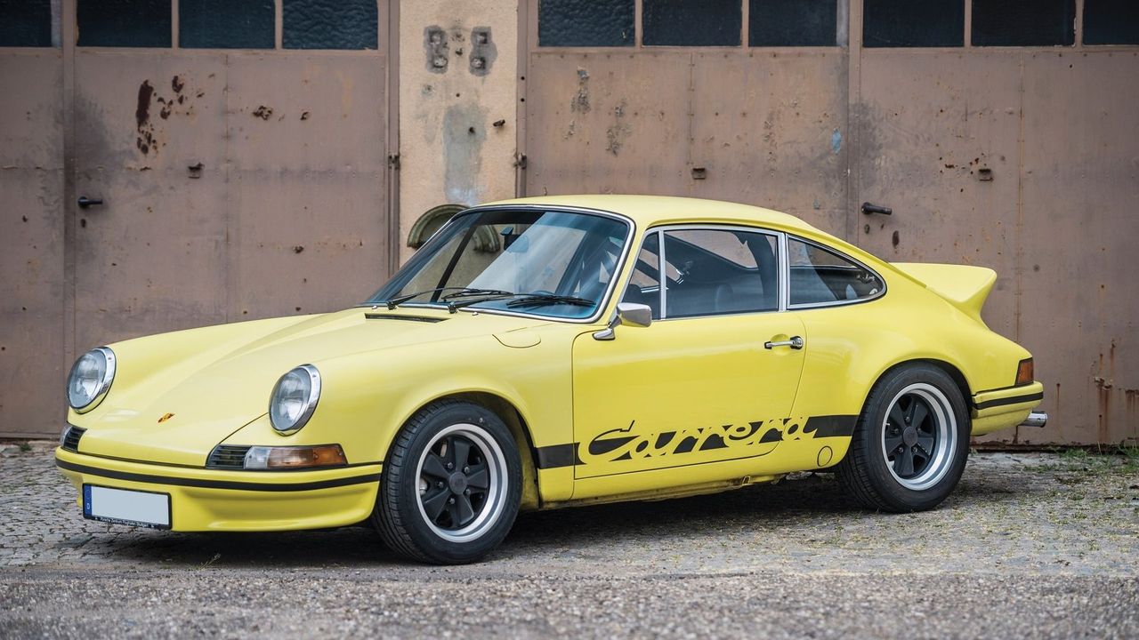 To Porsche 911 Carrera RS 2.7 Lightweight jest prawdziwą klasyką i jedną z najbardziej kultowych odmian 911 w historii. Bardzo lekki wóz był w zasadzie drogową bazą do tworzenia wyścigówki czy rajdówki. W 1973 roku, w którym powstał ten egzemplarz, nawet nie trzeba było w nim zbyt wiele modyfikować. Samochód, który tu widzicie sprzedano za 224 000 funtów (1,1 mln zł).