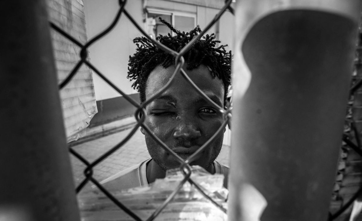 Melilla, dzień po masakrze. Sudańczyk w ośrodku dla migrantów po hiszpańskiej stronie