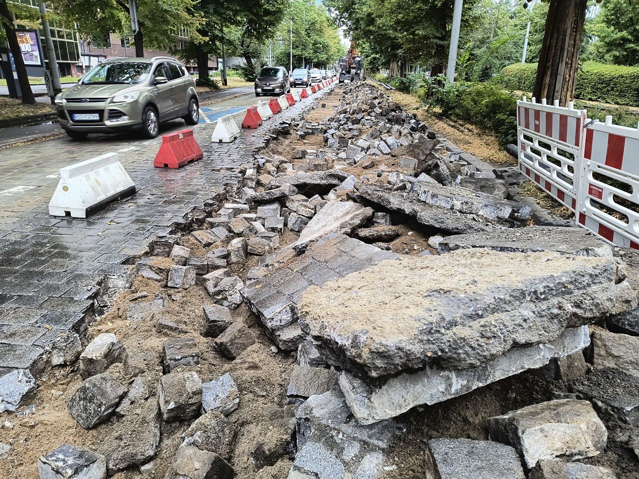 Zaczęło się! Zdejmują nawierzchnię Powstańców Śląskich. Rzeka kostki brukowej
