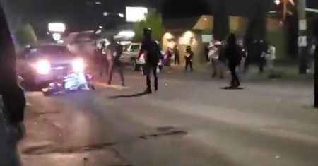 Chcieli go zatrzymać. Kierowca pickupa bez wahania staranował motocykl