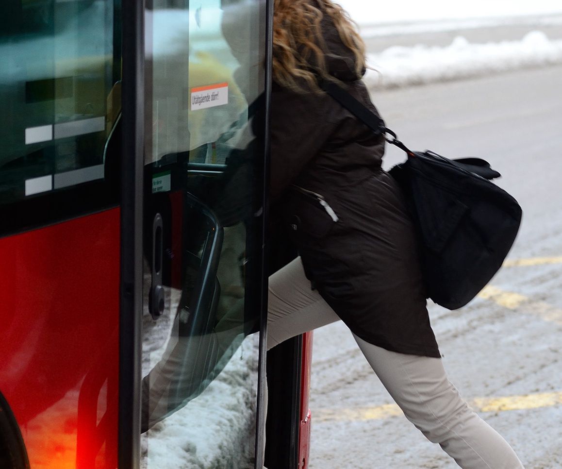 Zaatakował w autobusie. Okropne, co zrobił jej przy ludziach