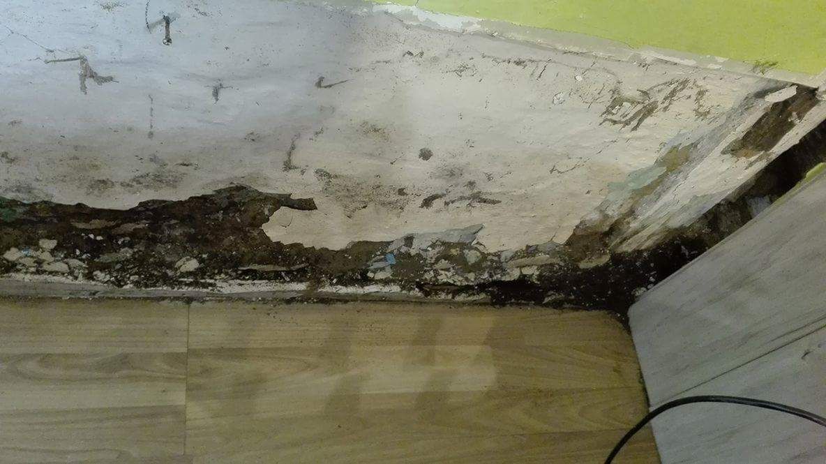 Ściany starego domu coraz bardziej się łamią, grożąc zawaleniem domu