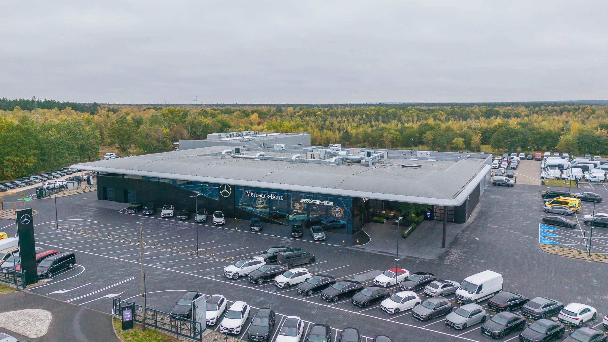 Firma Auto Frelik otworzyła nowy salon i serwis Mercedes-Benz przy Szosie Bydgoskiej 104 w Toruniu. Kompleks o powierzchni około 6 tys. m kw. powstał w Strefie Inwestycyjnej Toruń-Zachód