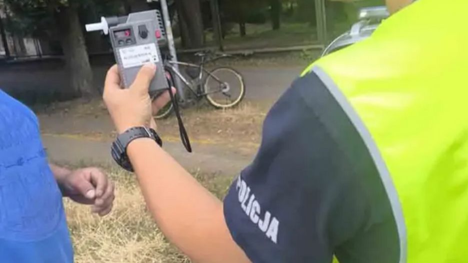 Rowerzysta miał dostać szelki odblaskowe dostał surowy mandat.