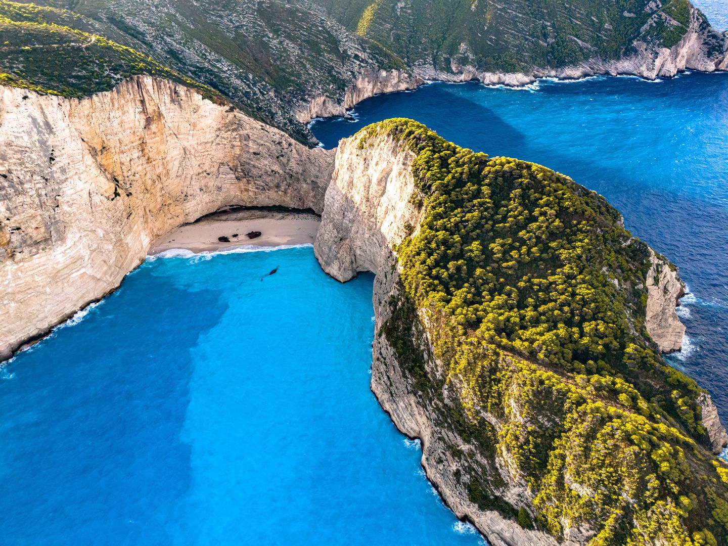 Navagio Beach to obowiązkowy punkt dla odwiedzających Zakynthos