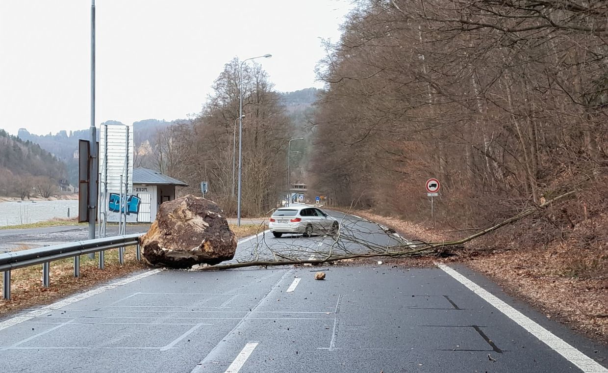 Huraganowy wiatr "wywiał" głaz. Olbrzym runął drogę w Czechach