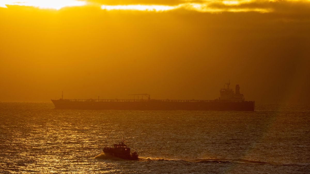 Unmaneuverable oil tanker in Sassnitz
12 January 2025, Mecklenburg-Western Pomerania, Sassnitz: The unmaneuverable tanker "Eventin" is moored in the Sassnitz roadstead between Binz and Sassnitz at sunrise. The tanker, loaded with around 99,000 tons of oil, is to remain there until a decision has been made on how to proceed. Photo: Stefan Sauer/dpa 
Dostawca: PAP/DPA
Stefan Sauer
Shipping, Nato, Emergencies, Western Pomerania, Ship, Shipping Consequences of war, Russia, Shadow fleet, Tanker, ltanker, Baltic Sea, Sea