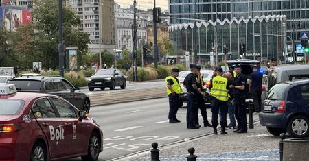 Wypadek w centrum Warszawy. 10-latek przebiegał przez ulicę