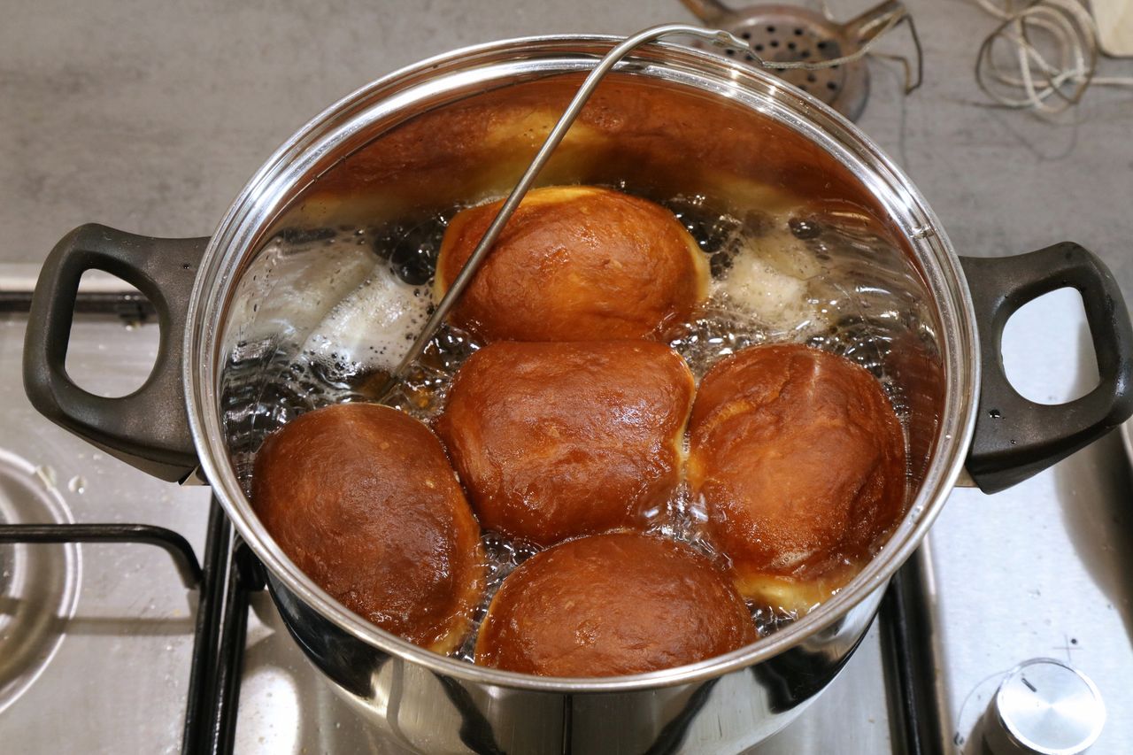 Na czym smażyć pączki? Ten tłuszcz sprawdzi się najlepiej