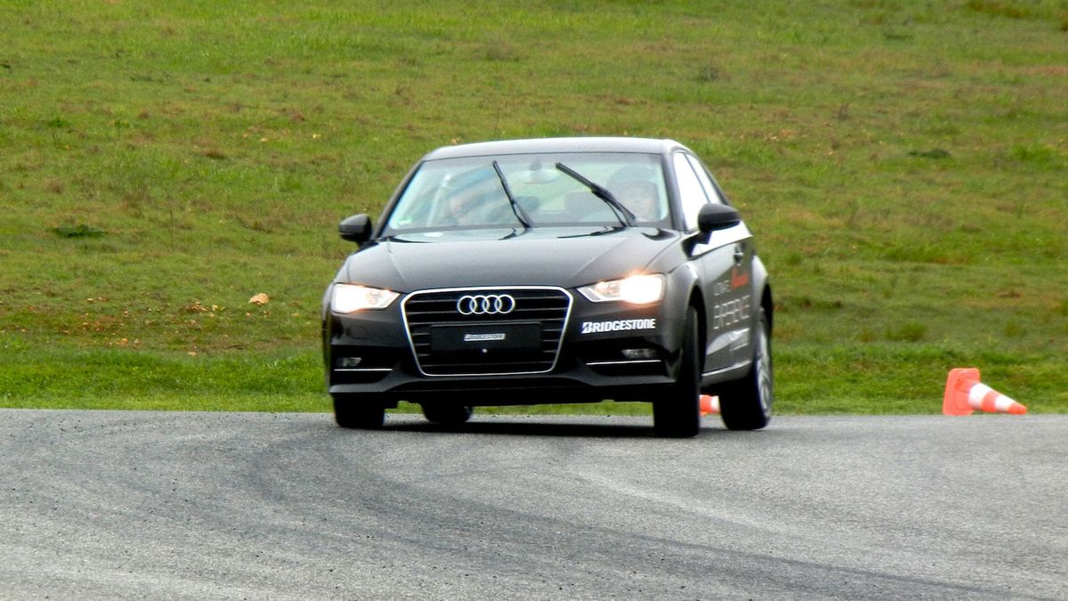 Audi A3 z Bridgestone Potenza Adrenalin RE002 w Ascari Race Resort