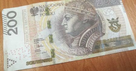 Zapłacił 200 zł w piekarni, może trafić za kratki. Winny banknot