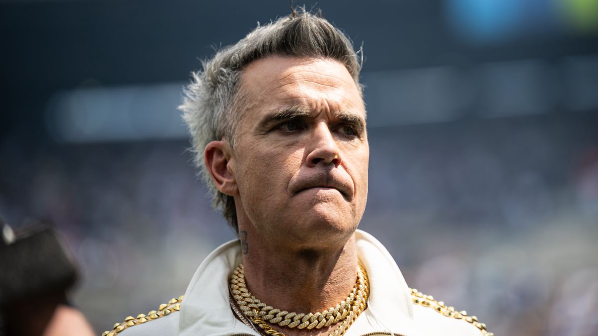 EAST RUTHERFORD, NEW JERSEY - JULY 13: : Robbie Williams performs during the FIFA Club World Cup 2025 final match between Chelsea FC and Paris Saint-Germain at MetLife Stadium on July 13, 2025 in East Rutherford, New Jersey. (Photo by Marvin Ibo Guengoer - GES Sportfoto/Getty Images)