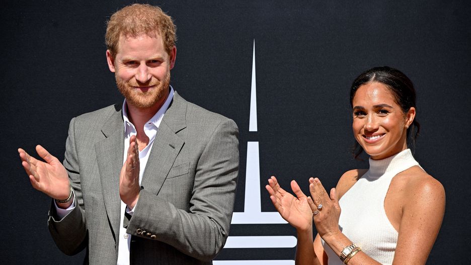Prince Harry and Duchess Meghan to visit Duesseldorf
epa10163801 Britain's Prince Harry (L) and his wife Meghan (R), the Duke and Duchess of Sussex, arrive for their visit to represent the '6th Invictus Games 2023', in Duesseldorf, Germany, 06 September 2022. The Invictus Games 2023 will take place from 09 to 16 September 2023 in Duesseldorf and are intended for military personnel and veterans who have been psychologically or physically injured in service.  EPA/SASCHA STEINBACH 
Dostawca: PAP/EPA.
SASCHA STEINBACH