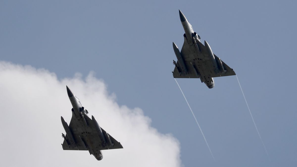 Two Taiwanese Air Force Mirage 2000-5 fighter jets fly by an airbase in Hsinchu, Taiwan, 07 August 2022. Following a visit of US House of Representatives Speaker Pelosi to Taiwan, the Chinese military started to hold a series of live-fire drills in six maritime areas around Taiwan's main islan from 04 to 07 August 2022. EPA/RITCHIE B. TONGO Dostawca: PAP/EPA.