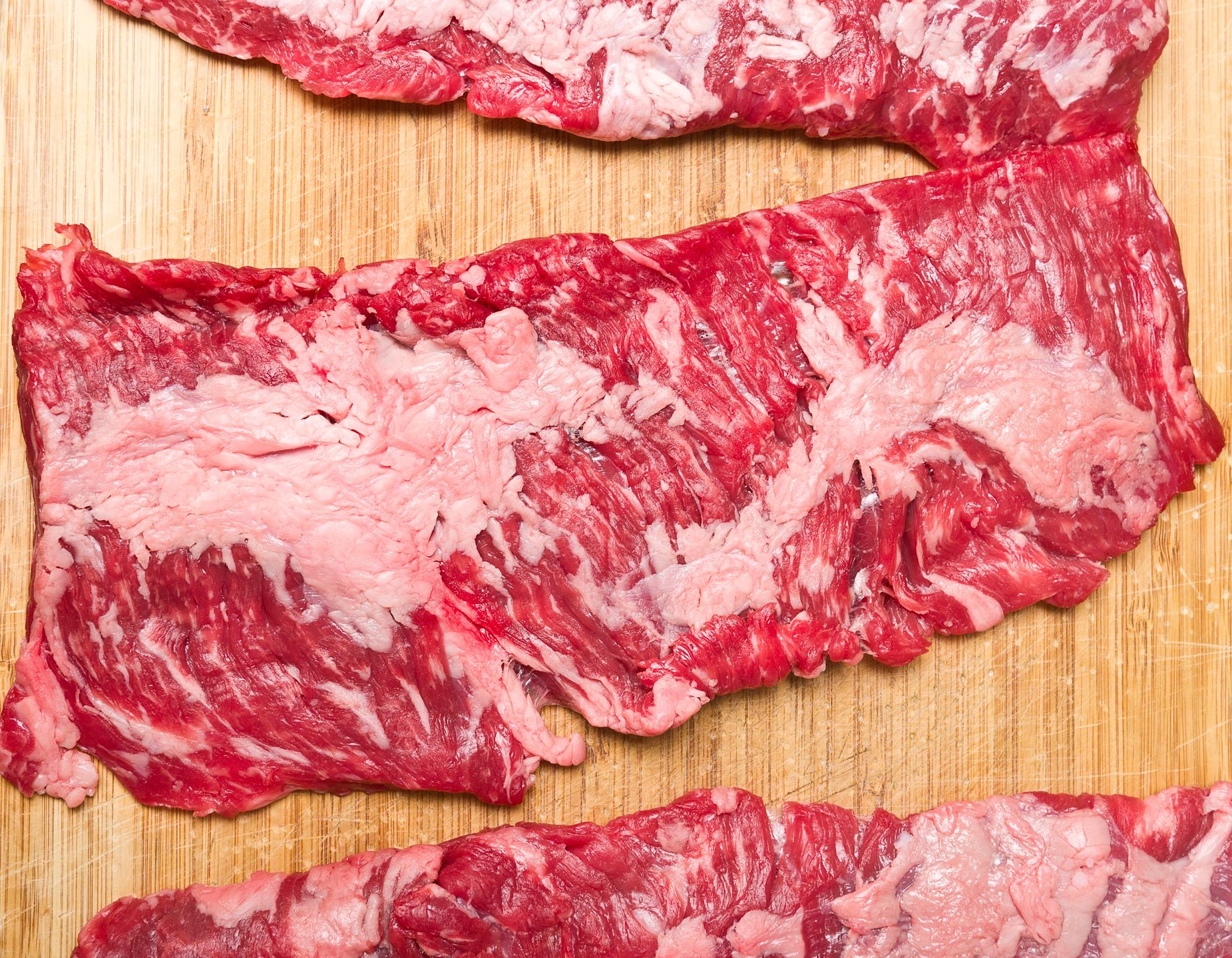 Surowy skirt steak idealnie sprawdzi się na grilla