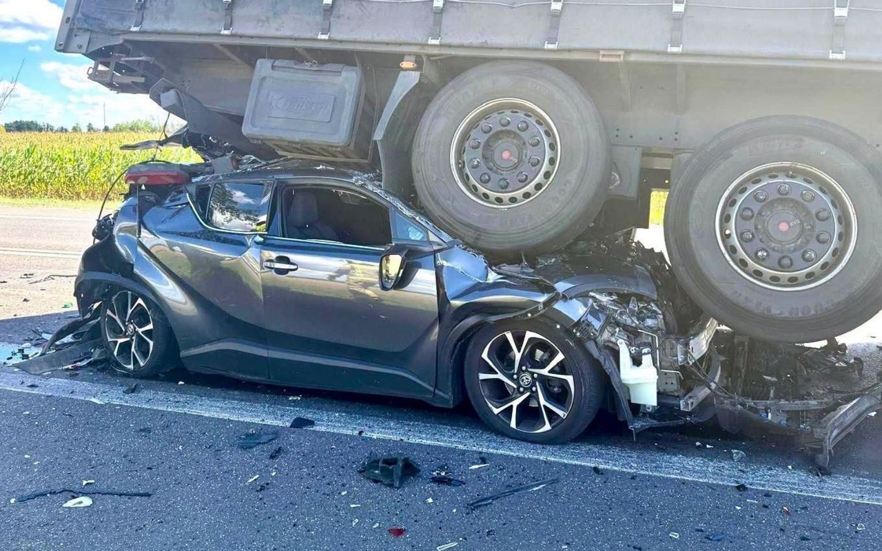 Wypadek na DK11. Auto kompletnie zmiażdżone. Wiemy, co z pasażerami