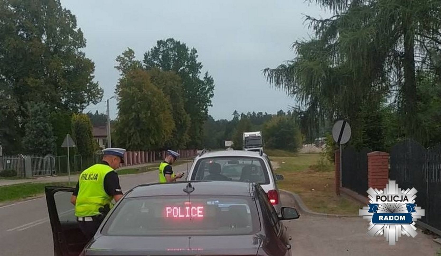 "Mrugał" światłami ostrzegając przed policją. Miał pecha