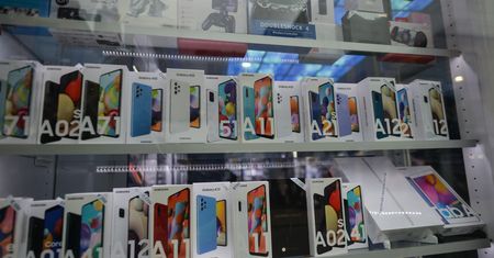 Samsung Galaxy A21 zapalił się w samolocie. Ewakuowano załogę i pasażerów