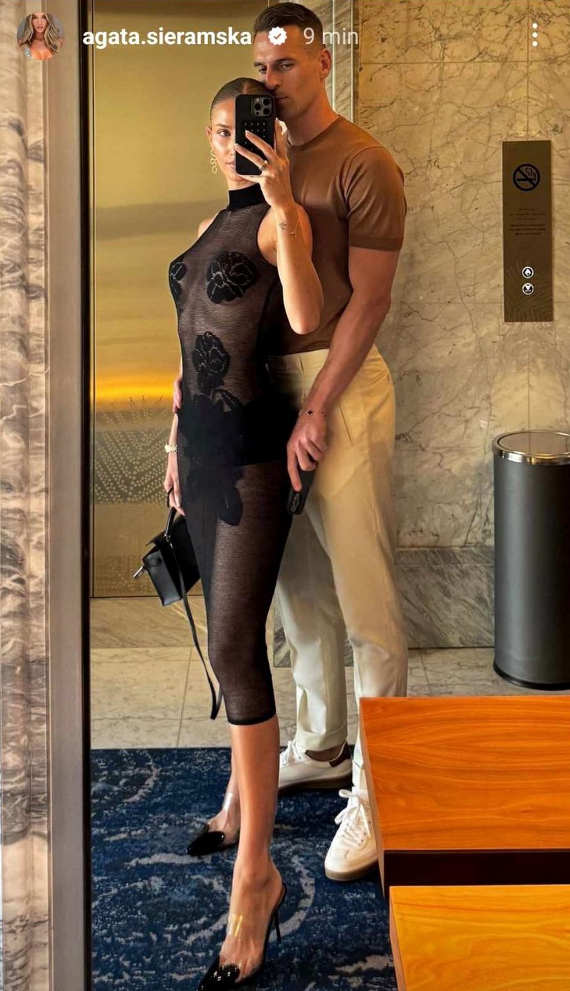 Agata Sieramska w przeźroczystej sukience pozuje u boku Milika