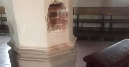Zuchwała kradzież w kościele. Złodzieje wyrwali skarbony z filarów