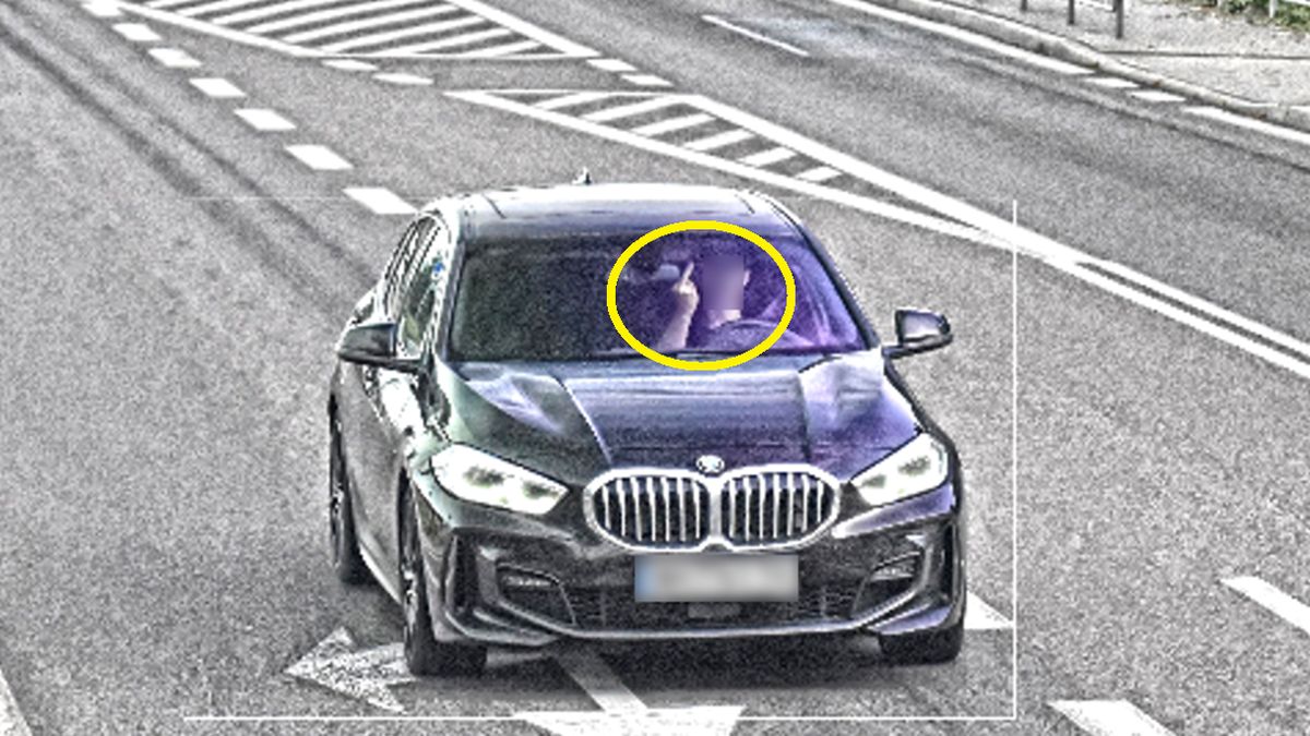 Młody kierowca BMW wykonał obraźliwy gest w kierunku fotoradaru  