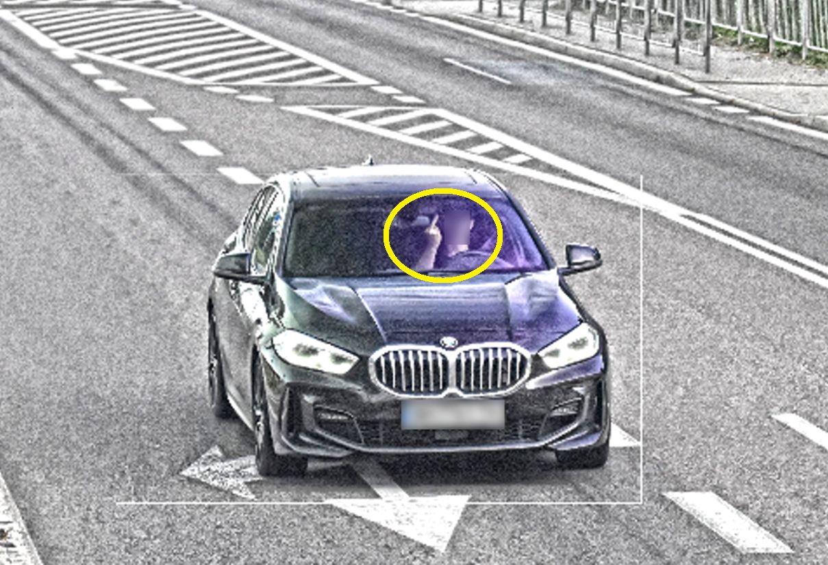 Kierowca BMW pokazał środkowy palec do fotoradaru. Zostanie deportowany