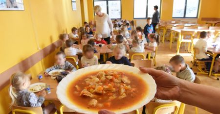 Zbiorowe zatrucie salmonellą w przedszkolu. 14 dzieci z objawami