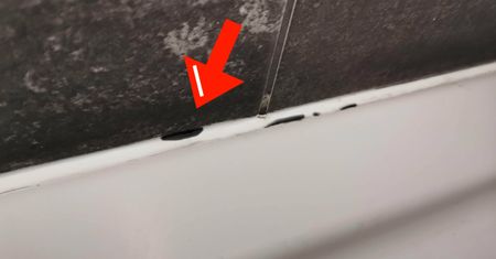 Nałóż na silikon w łazience. Pleśń zniknie w 15 minut