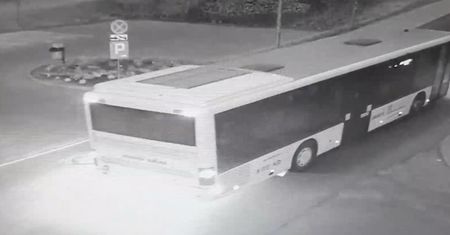 Karpacz. Płonący autobus na ulicy. Kierowca niczego nie dostrzegł