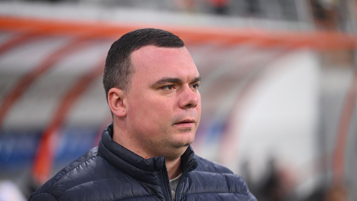 Trener Adrian Sieminiec w czasie meczu w Lubinie