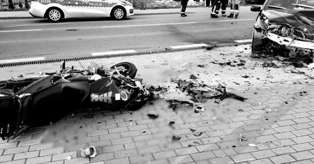 Zderzenie motocykla z osobówką. Zginął policjant