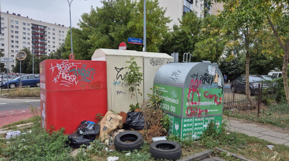 Jelonki: Śmieci przy kontenerach na ubrania. Warszawiacy podzieleni, radny apeluje