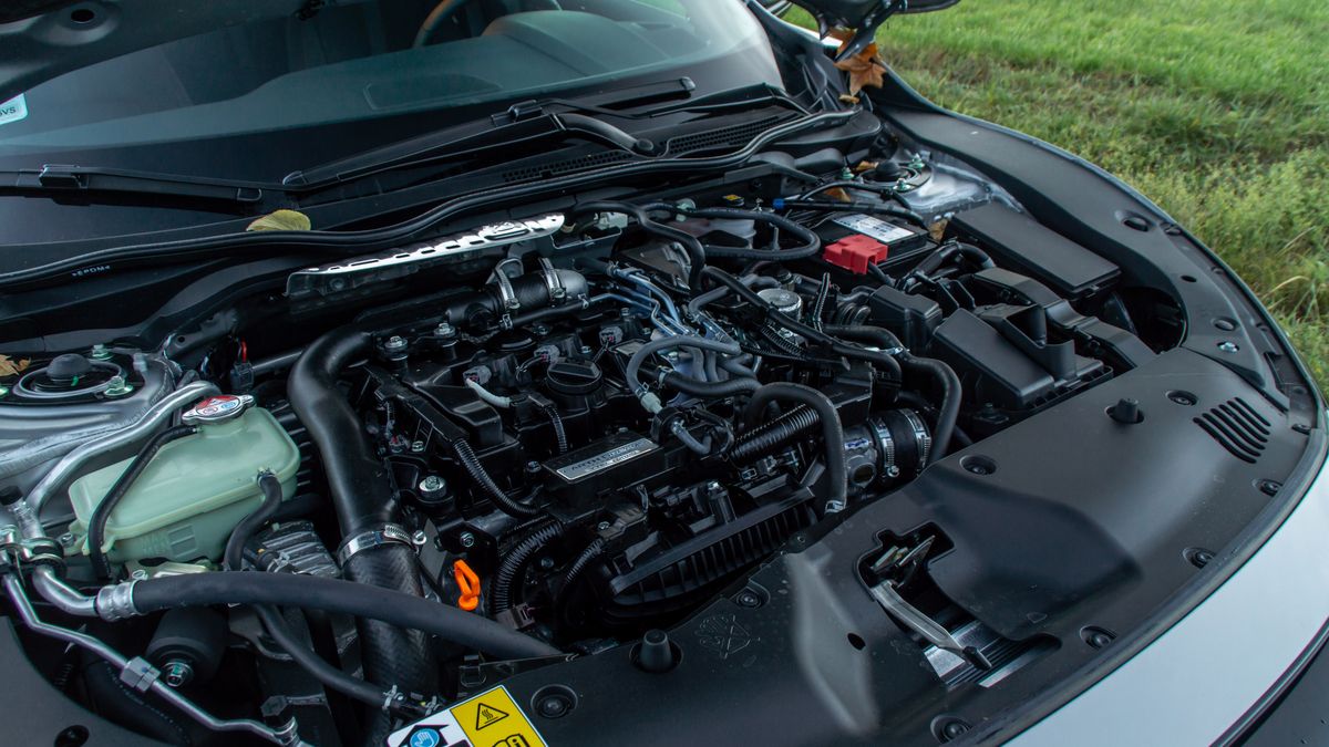 Większość Europejczyków popiera pomysł, by zakazać już od 2030 r. sprzedaży aut z silnikami spalinowymi