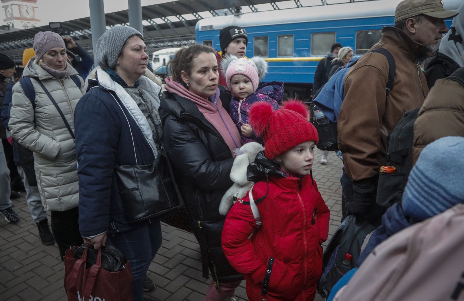 Ludzie czekają na wejście do pociągu na dworcu w Kijowie