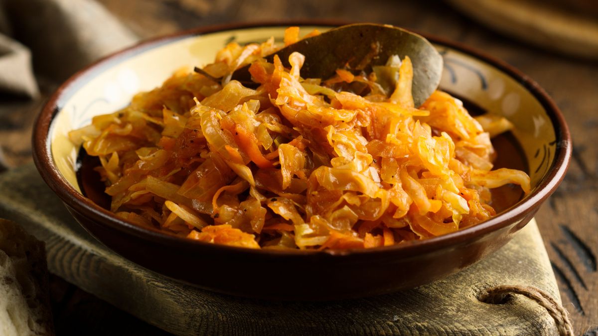 Domowy bigos lubi dodatek słodkich owoców