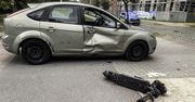 Zderzenie samochodu z hulajnogą elektryczną. 17-latek został połamany