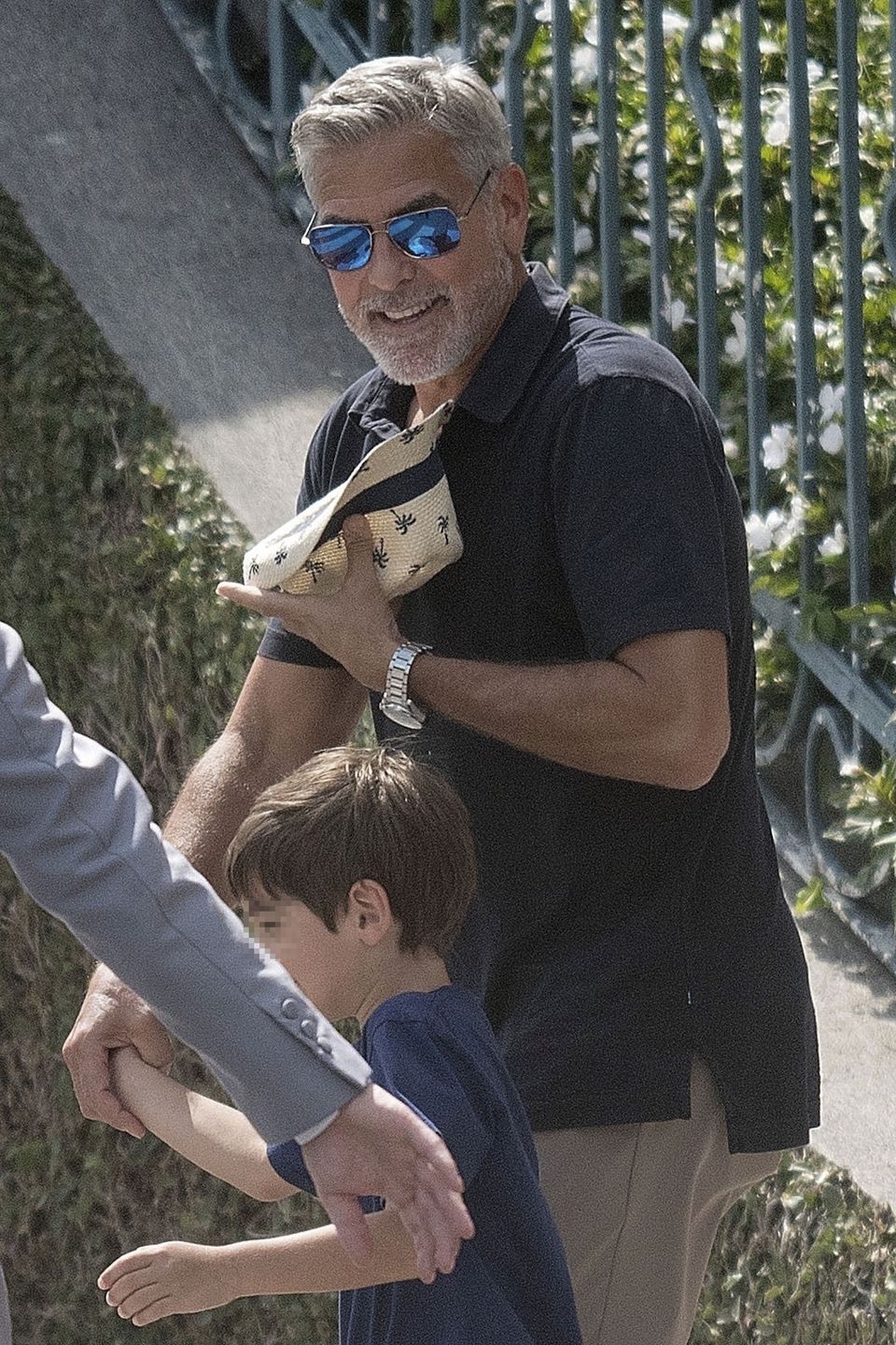 George Clooney i Amal Clooney wypoczywają z dziećmi nad jeziorem Como