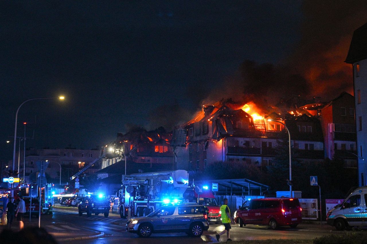 Pożar bloku w Ząbkach. Przyczyny, akcja gaśnicza, straty. Co warto wiedzieć?