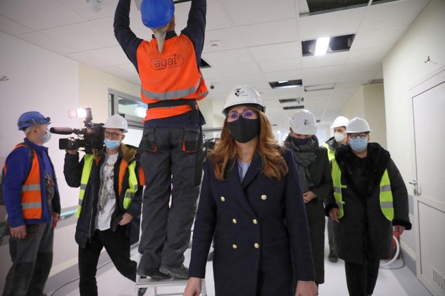 Warszawa. Wiceprezydent Warszawy Renata Kaznowska (C) podczas wizyty na terenie budowy 