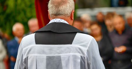 Parafianie zszokowani. Ujawniono "drugie życie" lubianego księdza