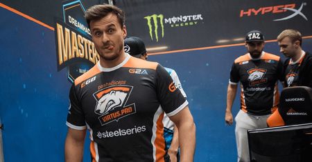 SK Gaming i Virtus.Pro na murawie