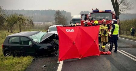 Tragedia na odcinku Piła - Wyrzysk. Kierowca wypadł z auta i zginął