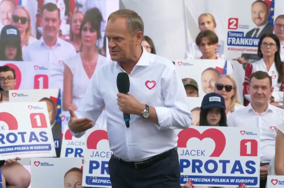 "Jestesmy na dwóch frontach". Tusk z wizytą na Podlasiu