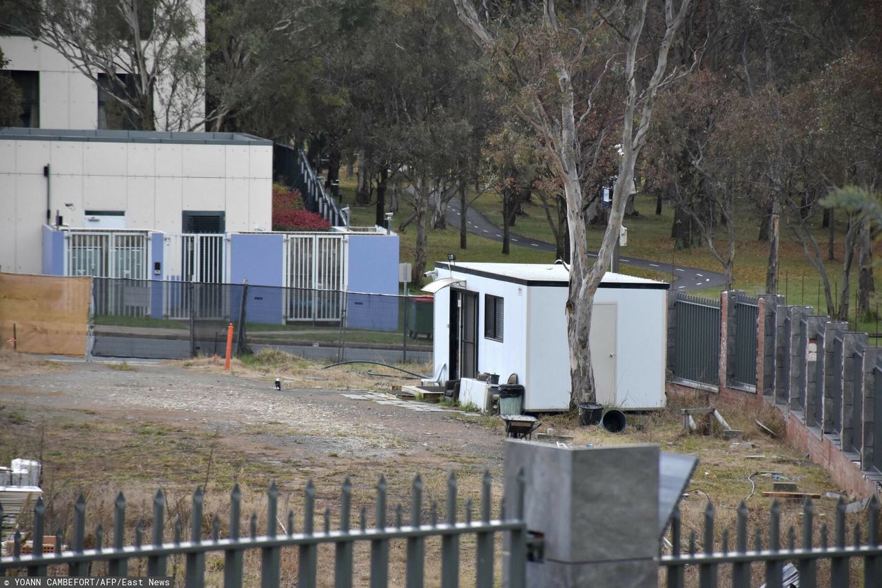 Rosyjski dyplomata kuca z papierosem. Australia odpowiada na bunt